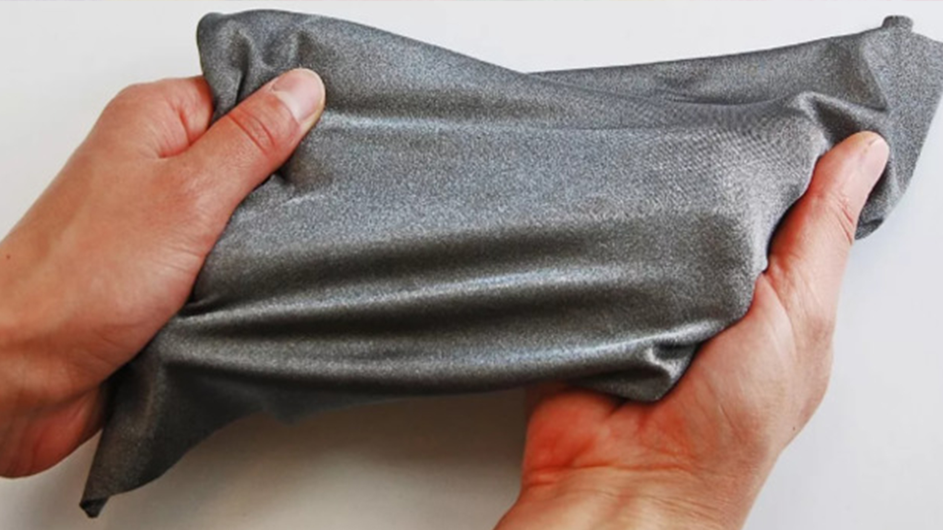 Vì sao chất liệu vải có thể gây cảm giác khó chịu trên da?